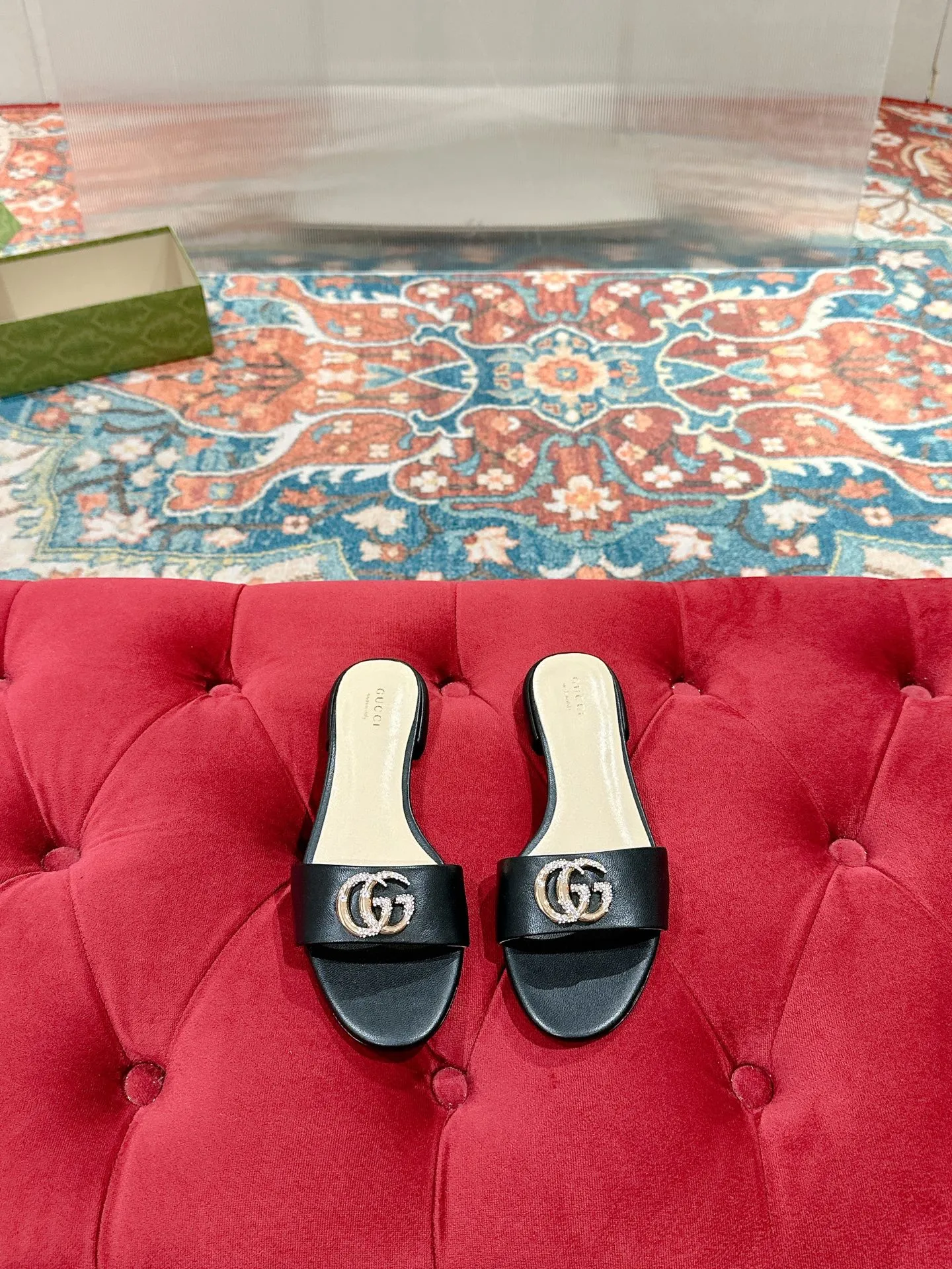 👟👟Ex-factory price 520👟👟 Every detail of Gucci's 2025 spring and summer new open-toe sandals and slippers has been carefully crafted, and design elements such as round toes and thick heels are cleverly used to create a fashionable retro style. The archived double G diamond-encrusted buckle details are reminiscent of the brand's fashionable atmosphere. ▪️Material: original custom sheepskin ▪️Inner lining/foot: high-end custom sheepskin ▪️Heel height: 1.0cm ▪️Number of yards: 35-39 (customized at 40.41.42, non-returnable)
